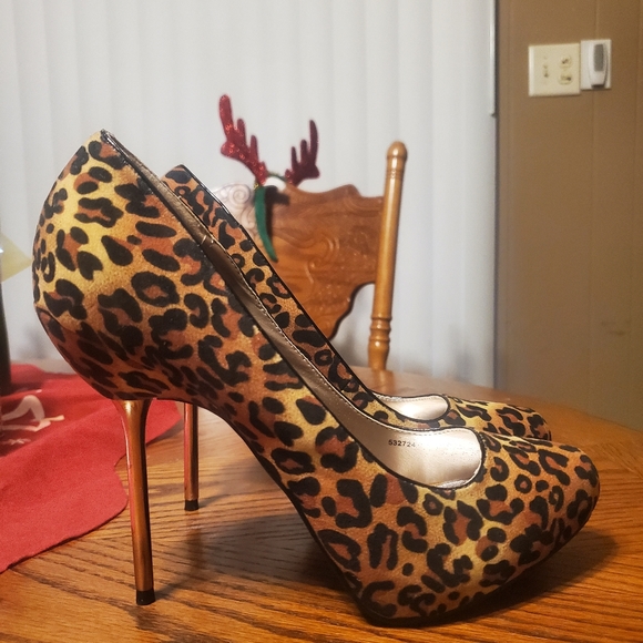 Charlotte Russe, size 9 leopard print high heels shows only worn once! - Picture 2 of 3
